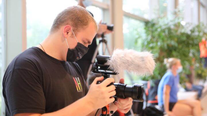 Niklas Heck hinter der Kamera bei der Liveproduktion des Deutschen U12 Pokals im Wasserball